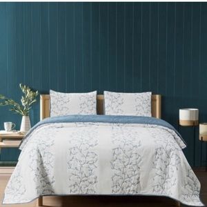 NWOT 100% Cotton, Delicate Blue & White, Floral 3 Piece Quilt Set!